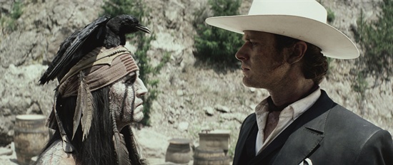  영화 <론 레인저>에서 인디언 악령 헌터 톤토로 분한 조니 뎁(왼쪽)과 그의 도움으로 복면을 쓴 영웅으로 거듭난 론 레인저 역의 아미 해머.
