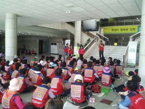  경산지역 4개대학 청소노동자들이 10일 오후 대구대 본관에서 농성을 벌이고 있다.