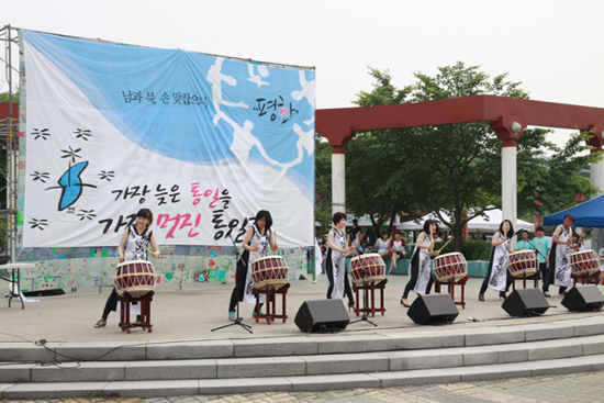 난타인안산 <판타스틱>팀의 공연으로 8회 안산시민통일걷기대회 기념식이 시작되고 있다. 