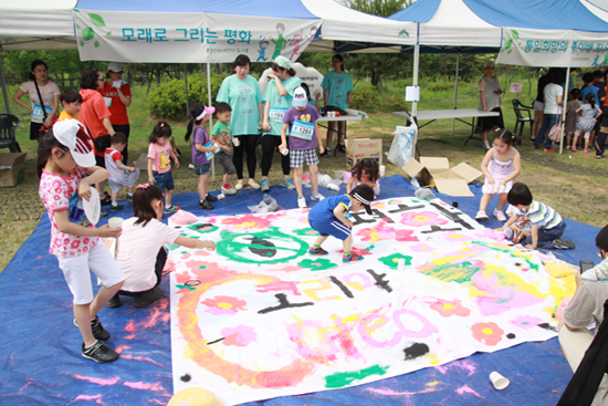<모래로 그리는 평화> 부대행사에 참여한 어린이들이 즐거운 시간을 보내고 있다.