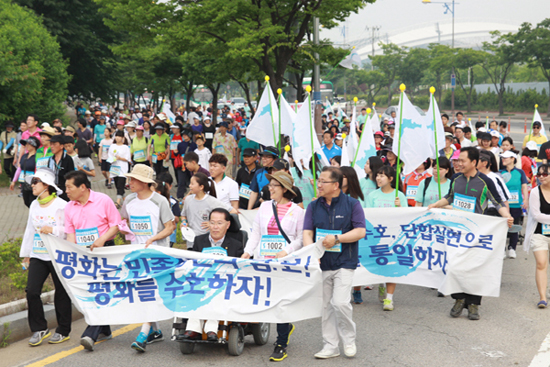 안산시민통일걷기대회에 참여한 시민들의 모습이다.