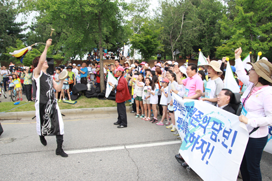 걷기코스 중 난타인안산팀이 <평화협정 체결>을 환영하는 축하공연을 펼치고 있다.