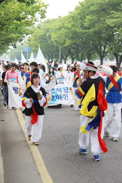 안산시민들이 풍물패들과 함께 평화의 행진을 하고 있다.
