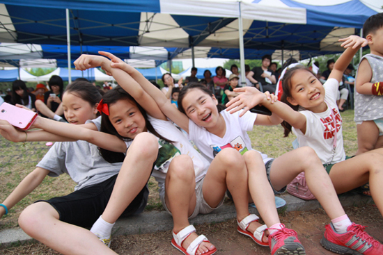 걷기대회에 참여한 어린이들이 환하게 웃고 있다.