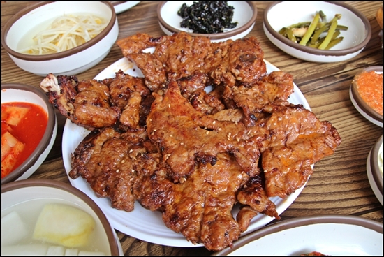 돼지갈비는 불고기와 삼겹살 못지않게 한국인이 사랑하는 음식이다. 
