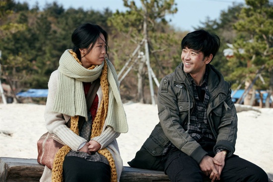   영화 <마이 라띠마>의 한 장면. 주연을 맡은 배우 박지수와 배수빈