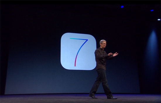 팀 쿡 애플 CEO가 10일(현지시간) 미국 샌프란시스코 모스콘센터에서 열린 세계개발자회의(WWDC2013) 키노트에서 새 모바일 운영체제 iOS7를 소개하고 있다. 팀 쿡은 iOS7 소개 직후 더 큰 환호와 박수를 받았다.
