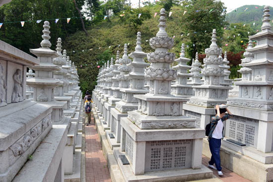 법화경을 사경한 보따리를 이고 탑을 돌고 있는 불자들.