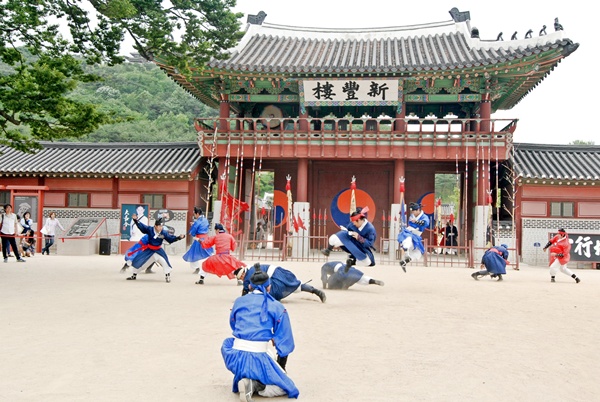 맨손으로 적과 싸울 수 있는 권법을 보여주고 있다.