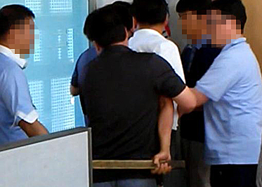 충북 음성군 오리농장반대추진위원회 관계자가 10일 오후 담당 부서를 방문해 공무원에게 폭언을 하고 있다. 