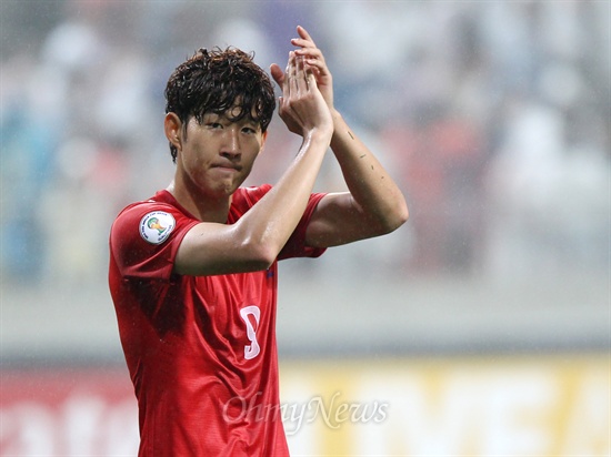 손흥민, "승리는 국민의 응원 덕분"  한국 축구대표팀이 11일 저녁 서울 상암월드컵경기장에서 열린 '2014 브라질월드컵 아시아지역 최종예선' 우즈베키스탄과의 경기에서 1대 0으로 승리하자, 손흥민이 손을 들어보이며 팬들에게 화답하고 있다.