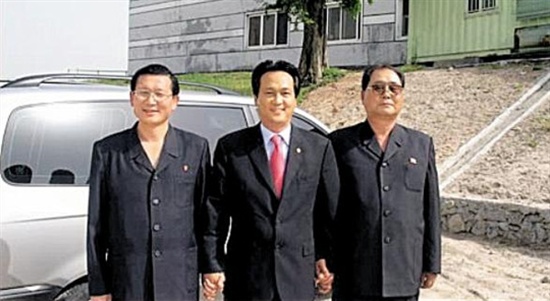 지난 2007년 민주당 안민석(가운데) 의원이 개성을 방문해 만난 강지영(왼쪽) 조국평화통일위원회 서기국 국장. 북한은 12일로 예정됐던 남북당국회담의 북쪽 수석대표로 강 국장을 내세우면서 '장관급'이라고 주장했다.
