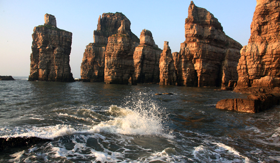 명승 제8호로 지정되어 있으며 기암괴석들이 마치 바다위에 떠 있는 느낌을 준다.