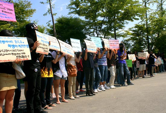 기자가 만학도로 재학 중이던 2009년, 학생들이 낸 등록금의 예결산 내역을 공개하라며 총학생회가 피켓시위를 벌이고 있다. 