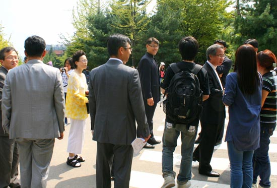 지난 2009년 가톨릭대학보 기자들이 박영식 총장에게 취재를 시도하고 있는 모습