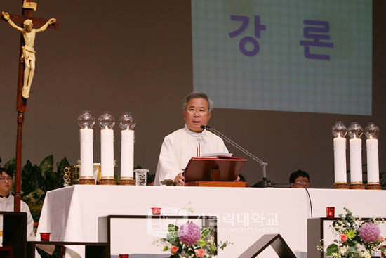 지난 5월 22일 가톨릭대학교 성심교정 콘서트 홀에서 진행되 개교 158주년 기념미사를 집전하고 있는 박영식 총장 신부. 

