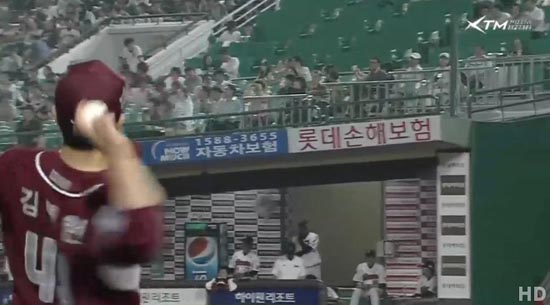  넥센의 김병현이 마운드에서 내려오다가 상대팀 롯데 벤치를 향해 공을 던지고 있다.