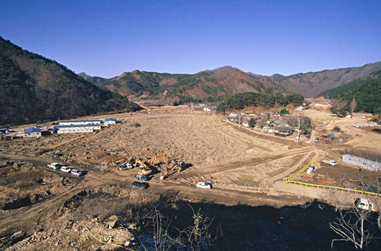 유치면 용문리 노루목마을도 장흥댐 건설로 물속으로 사라졌다.