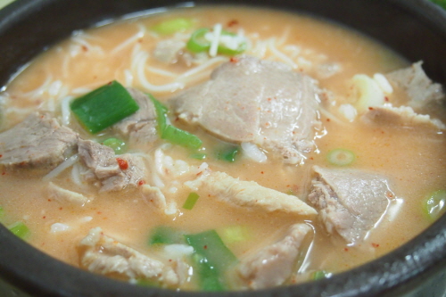 살코기가 듬뿍 들어간 돼지국밥은 언제나 서민의 배를 든든히 채워준다.