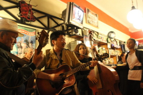 올 봄, 쿠바 아바나시의 한 레스토랑에서 쿠바 연주팀과 함께 기타 연주하고 있는 문진오 씨. 왼쪽에서 두 번째가 문진오 씨. 
