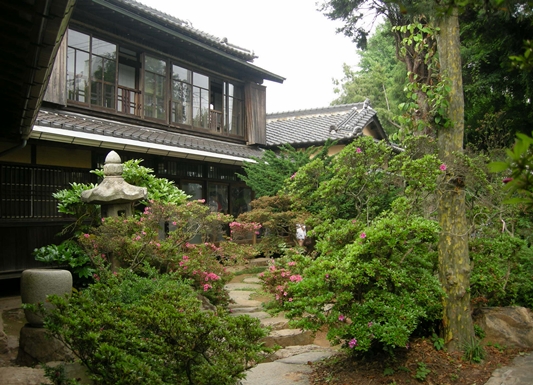  신흥동 일본식가옥 정원. 안쪽으로 손 씻는 수수발과 석등이 보인다. 
