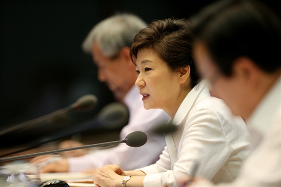 지난 10일 청와대에서 열린 대통령 주재 수석비서관회의에서 발언하고 있는 박근혜 대통령. 