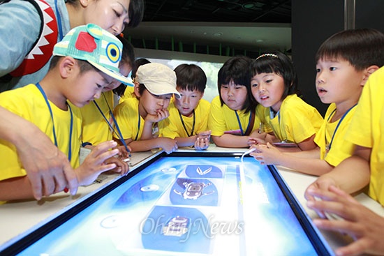 '디지털 파빌리온'에서 디지털 물고기 등 첨단 기술을 어린이들이 체험해보고 있다.