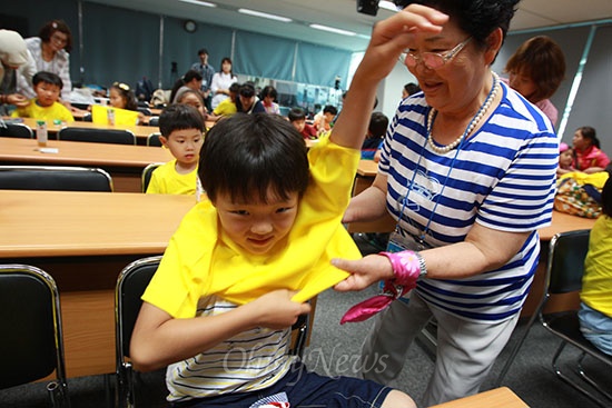 '나홀로 입학생들의 더불어 함께 입학식'에 참가한 어린이들이 노란색 티셔츠로 갈아입고 있다.