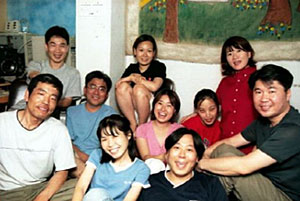 2003년, '햇빛세상' 멤버들과 함께. 오른쪽 끝이 문진오씨.