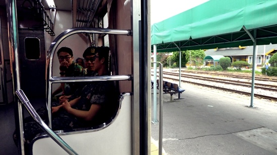주민들외에 군인들도 흔히 보이는 경원선 열차.  