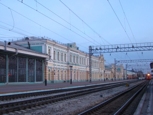 이르쿠츠크 기차역. 내가 탈 기차가 여명을 뚫고 다가오고 있다. 새벽이라 텅 빈 플랫폼과 외로운 불빛 하나... 무엇이 나를 여기까지 이끌었을까.