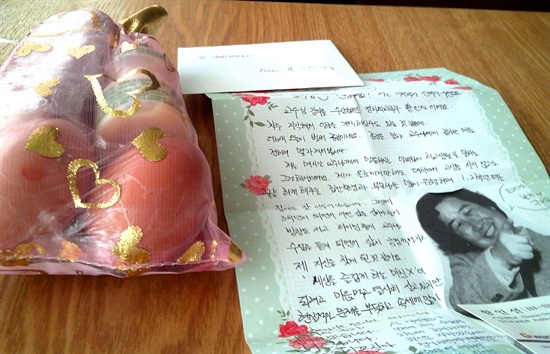 학생들에게 '조공'으로 삶은 달걀과 편지를 받은 김병조 교수. 