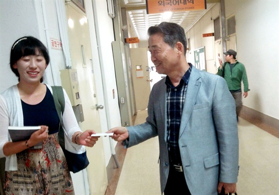명심보감 강의를 마친 뒤 학생에게 감사 편지를 받는 김병조 교수. 