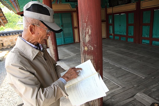 화순군 문화재 명예관리인 오정섭(88) 할아버지는 매일 이곳에 들러 청소를 하거나 사람들에게 그가 직접 만든 소책자를 나눠 준다.

