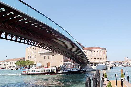 칼라트라바가 설계해 논란이 되고 있는 베네치아 '헌법의 다리' 모습. 