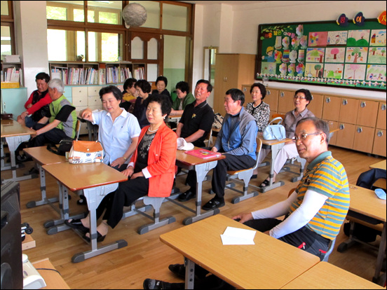 1학년 교실에서 60여년전 코흘리개 시절 1학년으로 돌아가 화기애애한 동창회가 진행되고 있다. 