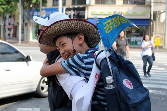  아빠를 따라온 아들이 아빠 등에 업혀 가고 있다. 