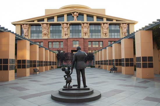  미국 캘리포니아 버뱅크에 위치한 월트 디즈니 스튜디오. 애니메이션 <백설공주와 일곱 난쟁이>(1937)의 난쟁이들이 받치고 있는 팀 디즈니 빌딩을 월트 디즈니(1901~1966)와 미키 마우스가 바라보고 있다.