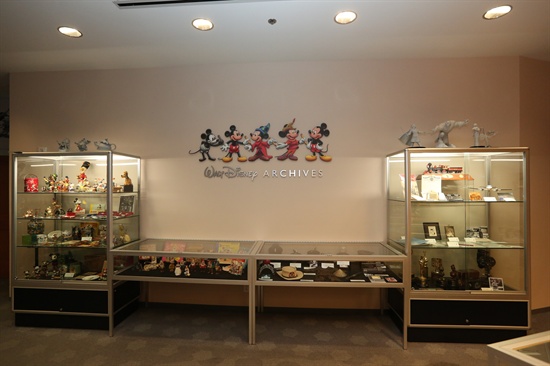  디즈니 스튜디오 내부에 있는 아카이브에는 90년 월트 디즈니의 역사가 보존되어 있다. 