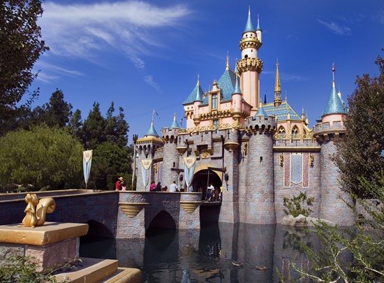 1955년 미국 캘리포니아 애너하임에 지어진 디즈니랜드의 연 평균 입장객 수는 1천만 명이 넘는다.