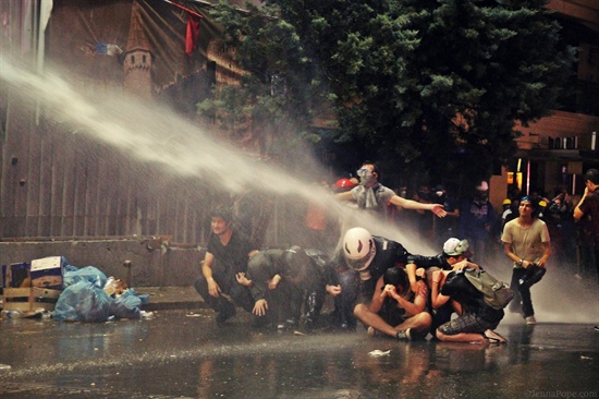  http://occupygezipics.tumblr.com에 올라온, 물대포를 맞고 있는 터키 반정부 시위대 모습.  