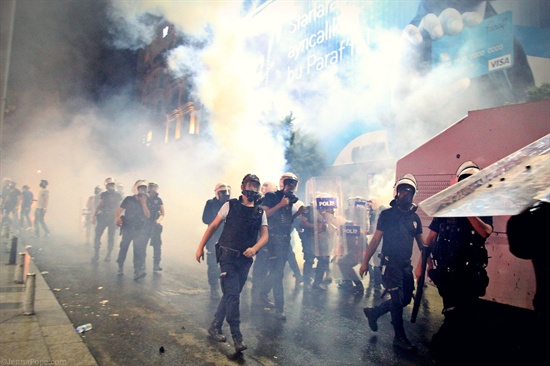  http://occupygezipics.tumblr.com에 올라온 터키 반정부 시위 현장 사진. 