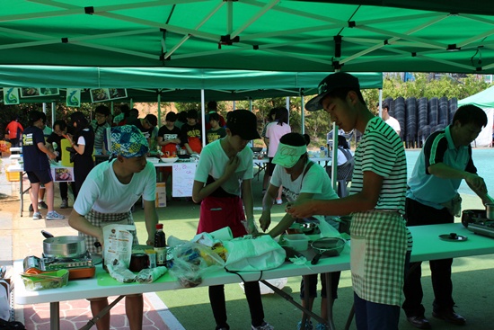 지난 15일 여수 성산공원에서 열린 라면 떡볶이 요리경연대회 모습입니다.