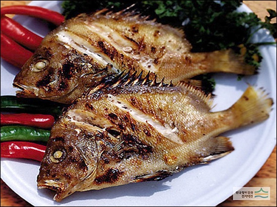 농어목 하스돔과의 바닷물고기로, 경상남도에서는 꾸돔, 전라남도 일부 섬지방에서는 쌕쌕이라고 불린다.(자료출처:http://yeosu.grandculture.net/)