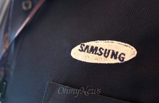 삼성전자서비스의 협력업체에 근무중인 서비스 기사의 유니폼에는 삼성 로고가 새겨져 있다. <자료사진>
