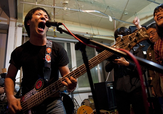 2인조 인디밴드 밤섬해적단이 '두리반' 내부에서 공연을 펼치고 있다.