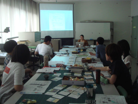 　　류코쿠대학 국제문화학부 민속연구반 초청강연에서 오하라 아유미 선생님께서 발표를 하고 계십니다.
