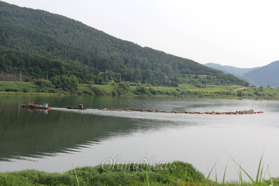 낙동강 합천보~함안보 사이에 있는 박진교 상류에서 17일 오후 준설자재를 옮기를 작업이 벌어지고 있다.
