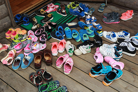 '더불어 입학식' 둘째날(13일), 아이들은 용인 에버랜드에 있는 한 별장에서 하룻밤을 보냈다. 아이들이 벗어놓은 신발이 앙증맞다.