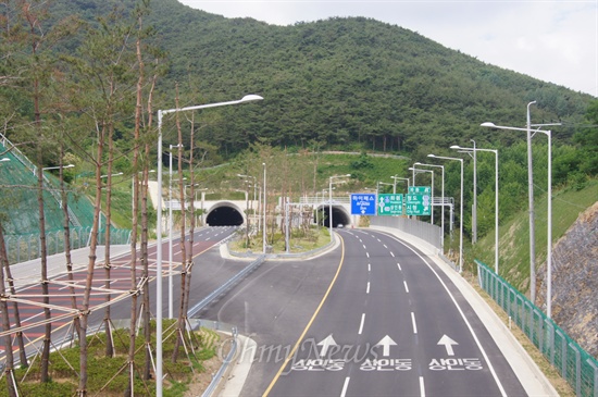  지난 15일부터 유료도로로 전환한 대구4차순환도로인 상인-범물간도로. 범몰동에서 바라본 모습이다.